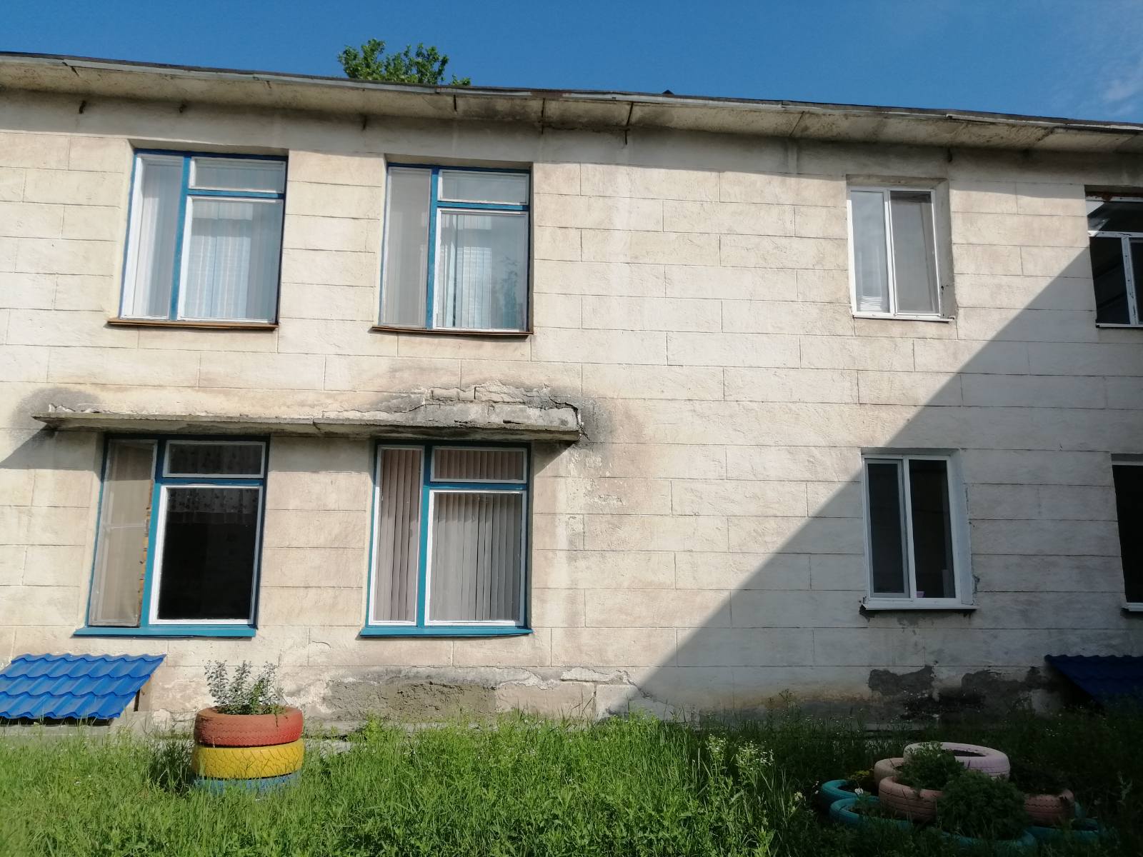 În instituția noastră lucrările de schimbare a geamurilor au fost finisate. Edificiul a căpătat un aspect estetic mult mai plăcut, iar iarna vă fi mai caldă
