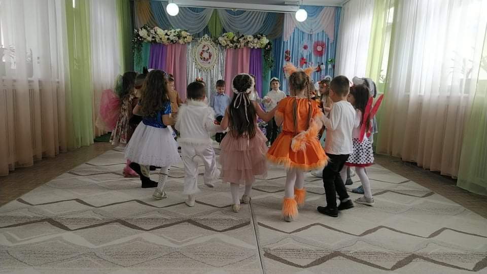 În culorile simbolice ale primăverii, preșcolarii noștri ne-au adus speranțe, bucurii și omagiu celei mai scumpe ființe – MAMA!