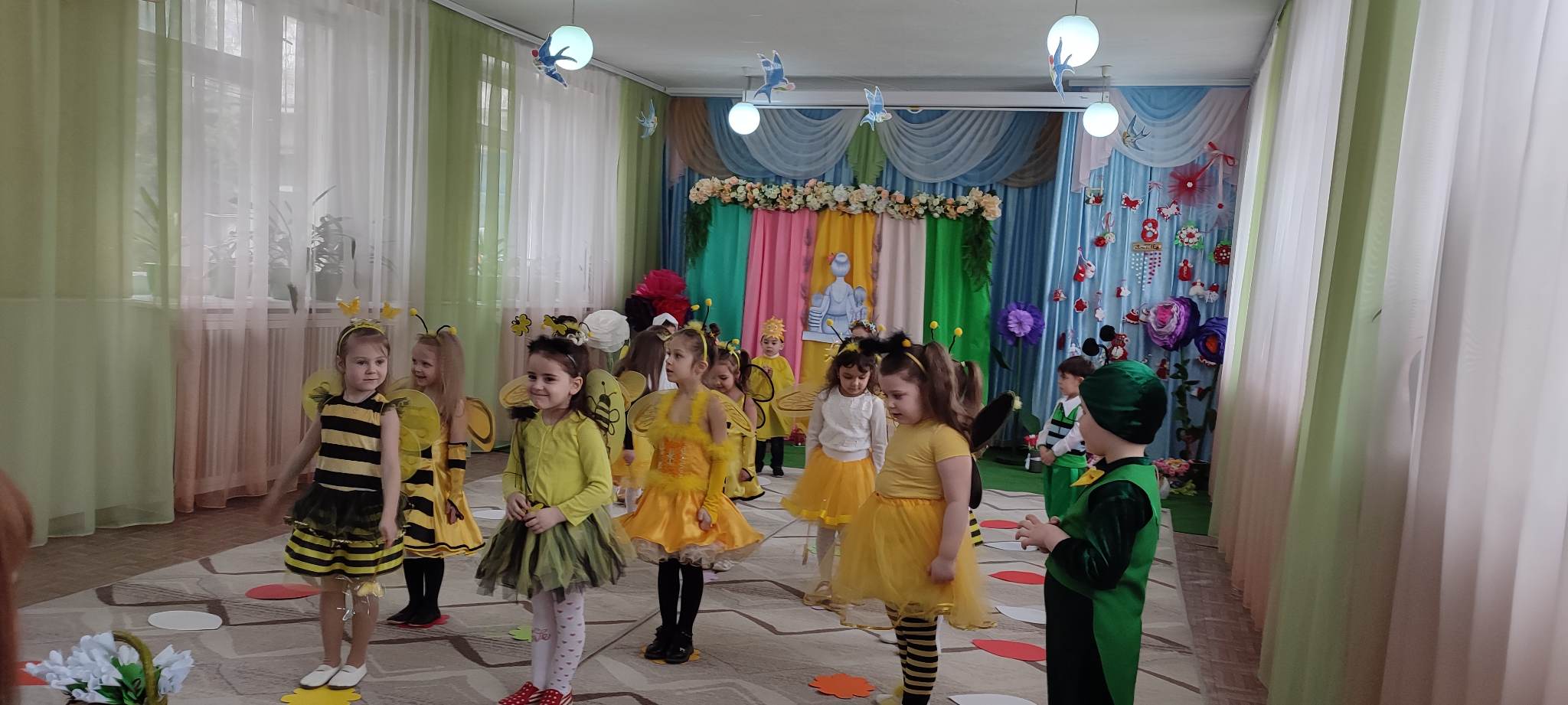 Minunate femei, dragi mămici, să trăiți în armonie și să răspândiți iubire încă mulți ani, multe primăveri…
