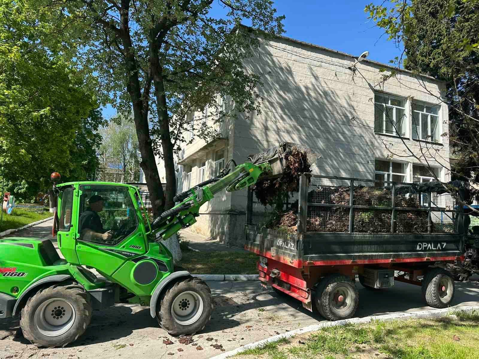 Evacuarea frunzișului de pe teritoriul Instituția Învățământ Preșcolar Garofița